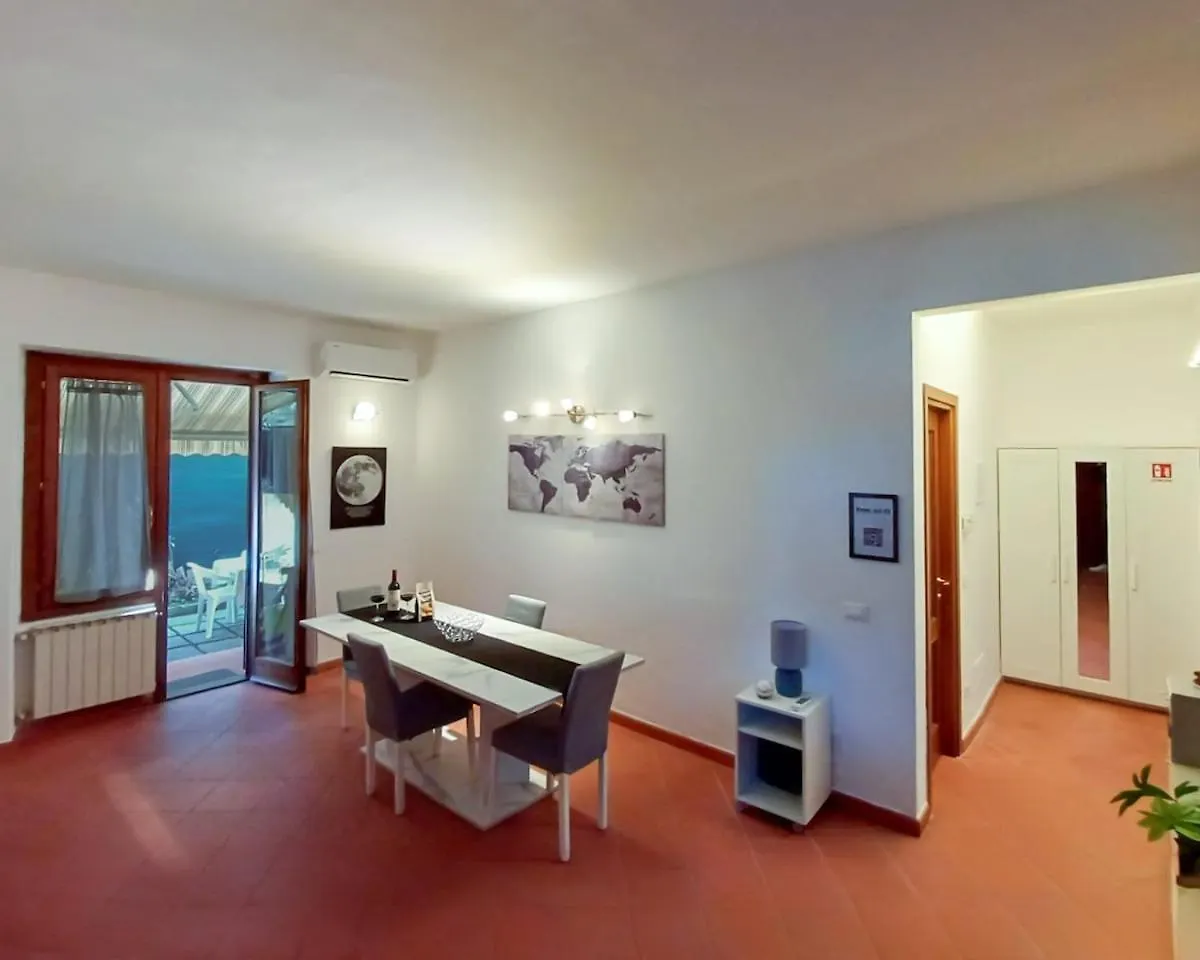 Apartment Comodo Appartamento Con 2 Giardini E Vasca Idromassaggio Florence